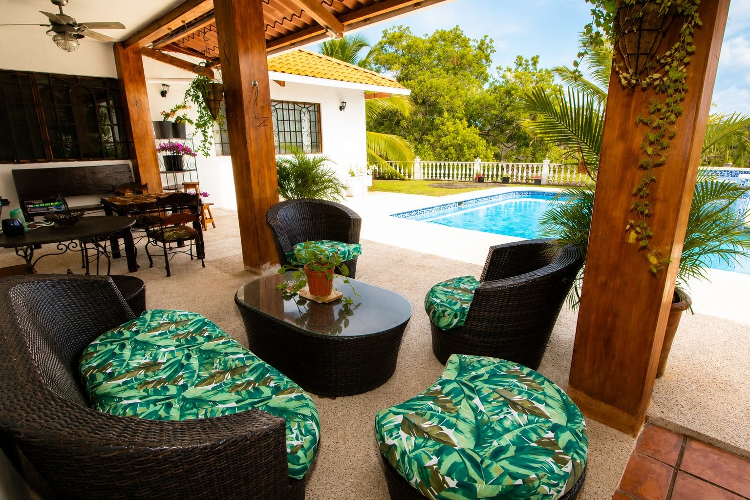 Terraza tropical sillones piscina