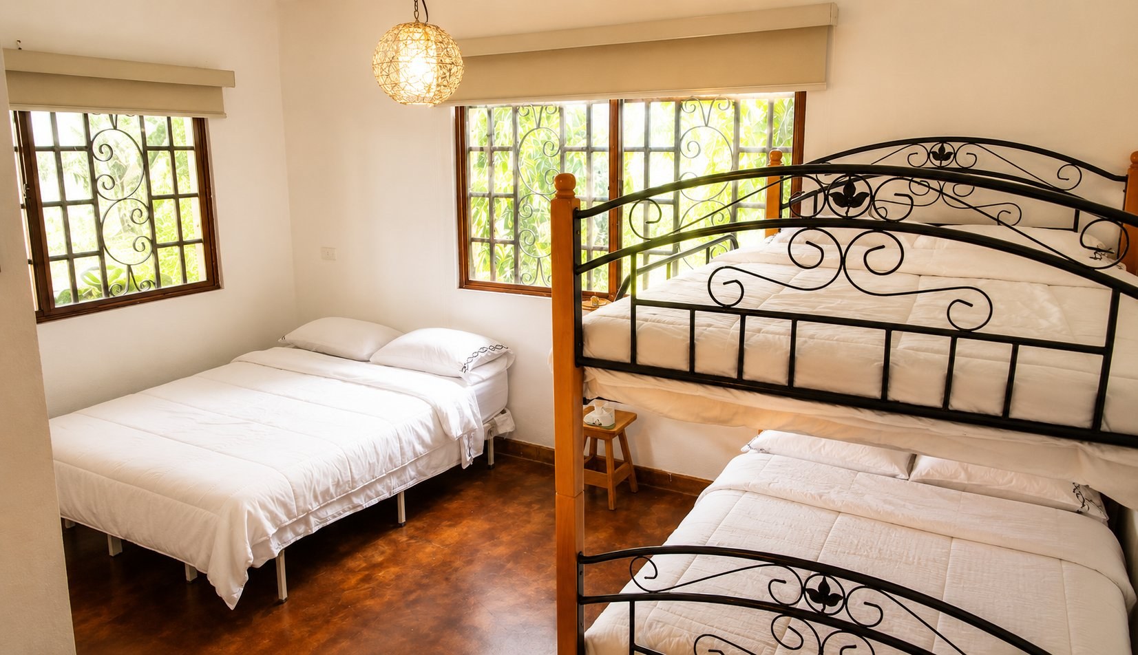 Habitación camas forja jardín